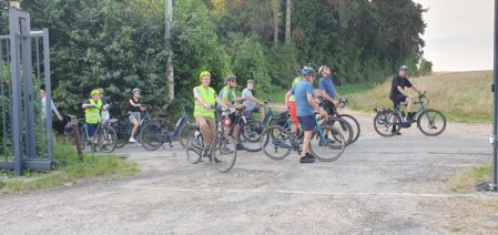 Groep recreatieve fietsers op een landelijke weg