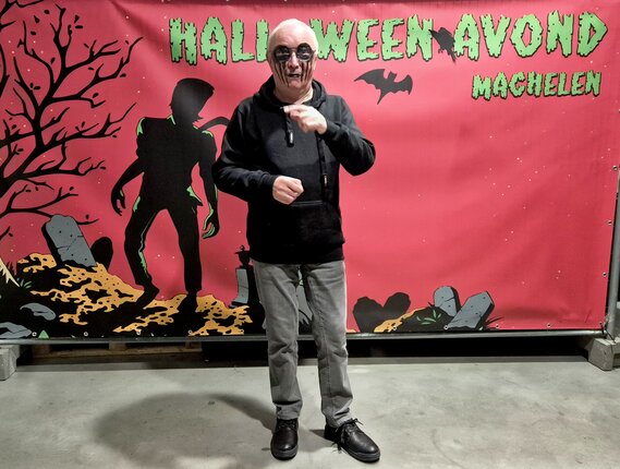 Halloweentocht met gezinnen in verkleedkledij