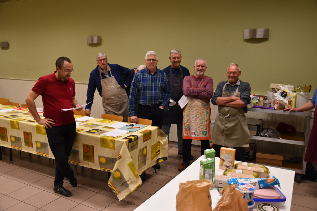 Groep wandelaars tussen bloesems in de lente