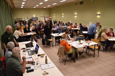 Team aan tafel tijdens een gezellige quizavond