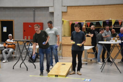 Spel cornhole met deelnemers die lachen