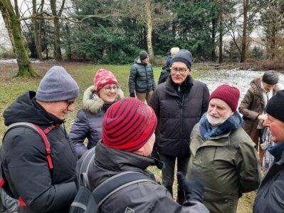 Groepje wandelaars in het groen
